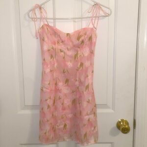 Very cute floral mini dress!! Fits best for girls with small chests 🌷